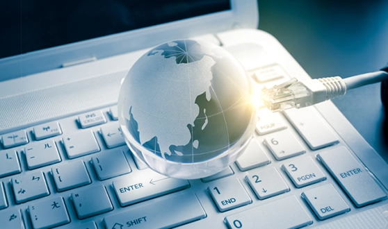 globo terraqueo sobre un teclado